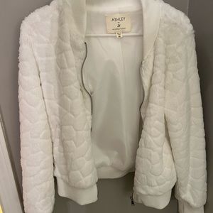 Ashley by 26 international // white faux fur coat - size M ✨💕never worn